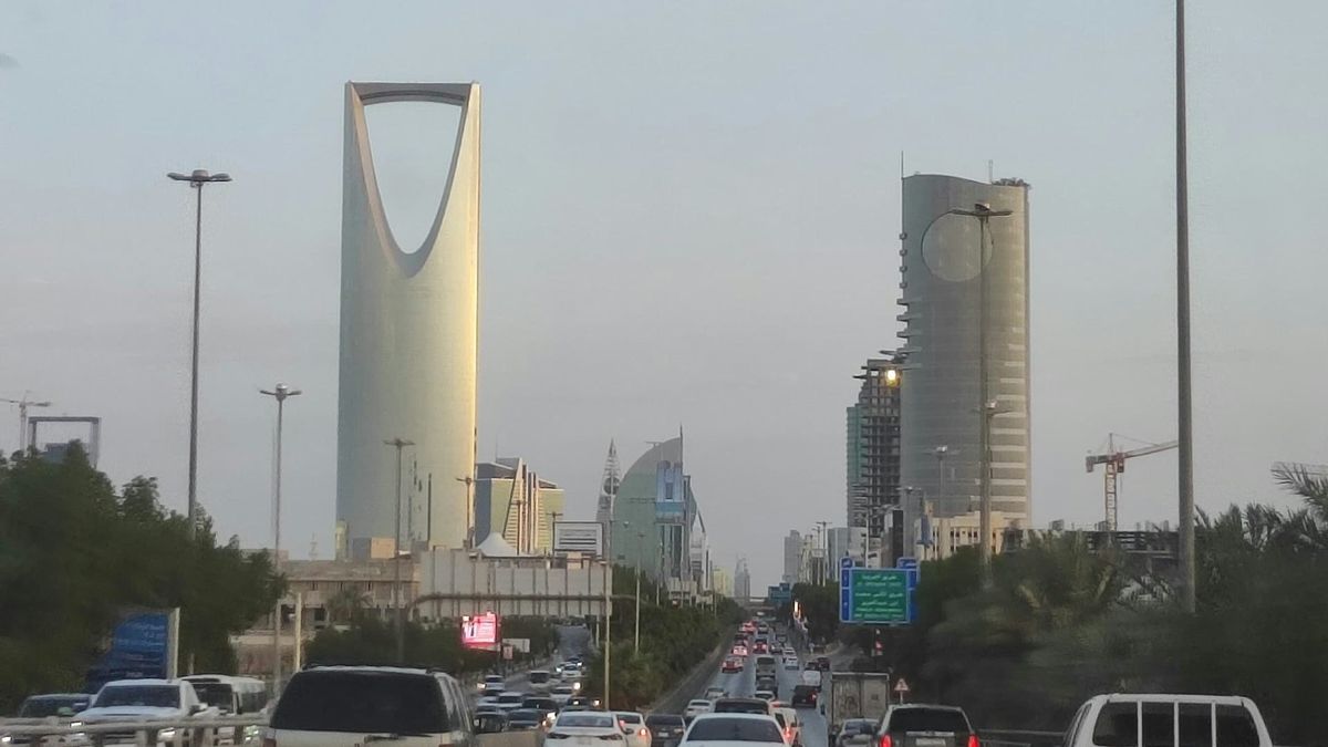 Riyadh skyline with Kingdom Centre and traffic on King Fahd Road